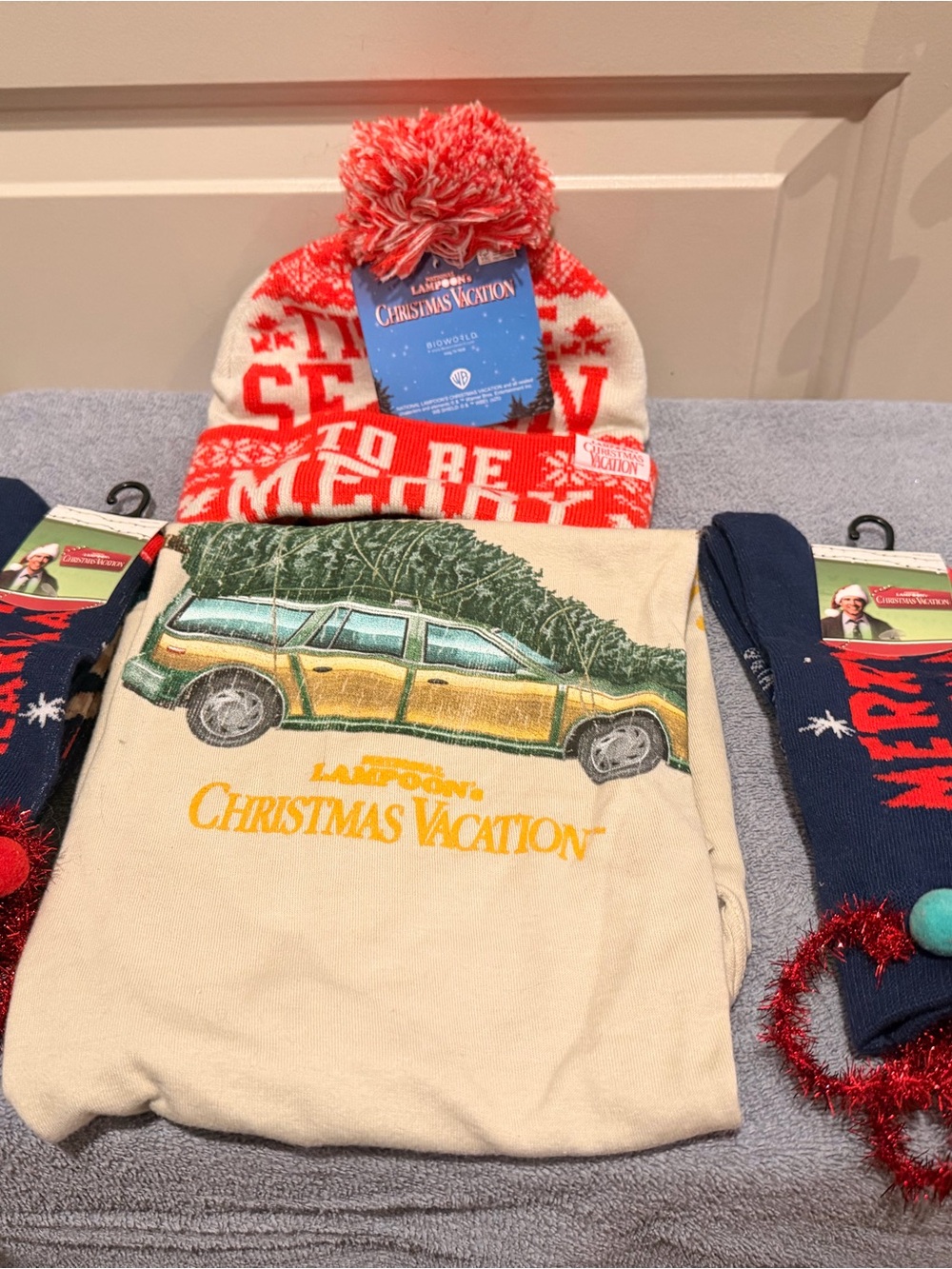 National Lampoon's Christmas Vacation: T-Shirt S, Socks, Knit Hat